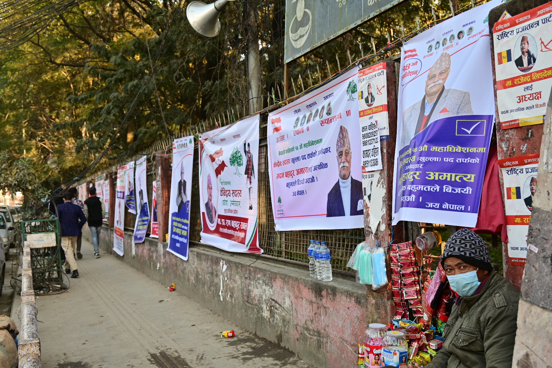 कांग्रेस महाधिवेशन : मनोनयनपत्र फिर्ता लिने समय थपियाे